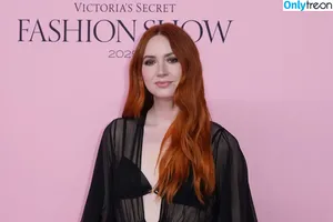 Karen Gillan / karengillan nude photo #0887