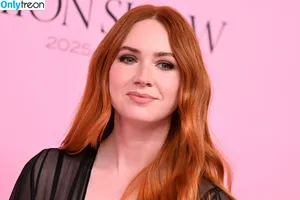 Karen Gillan / karengillan nude photo #0889