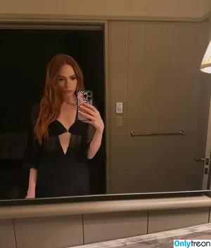 Karen Gillan / karengillan nude photo #0909