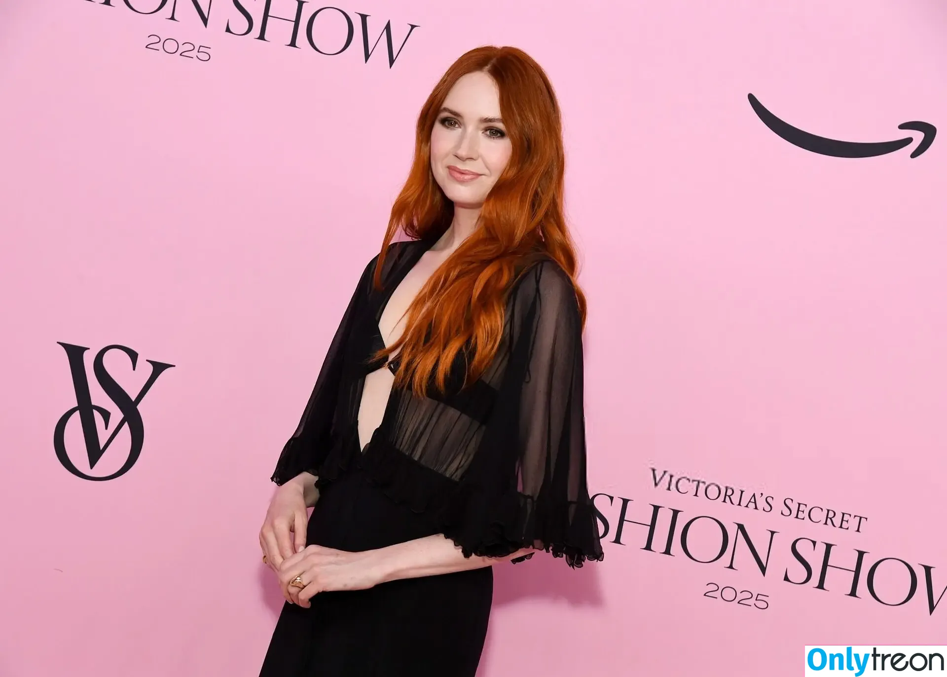 Karen Gillan nude photo #0885 (karengillan)