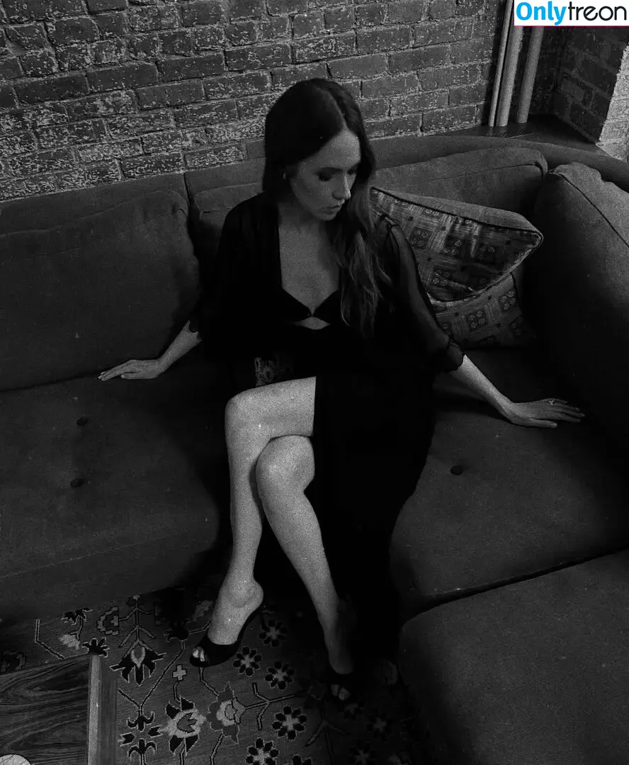 Karen Gillan nude photo #0899 (karengillan)