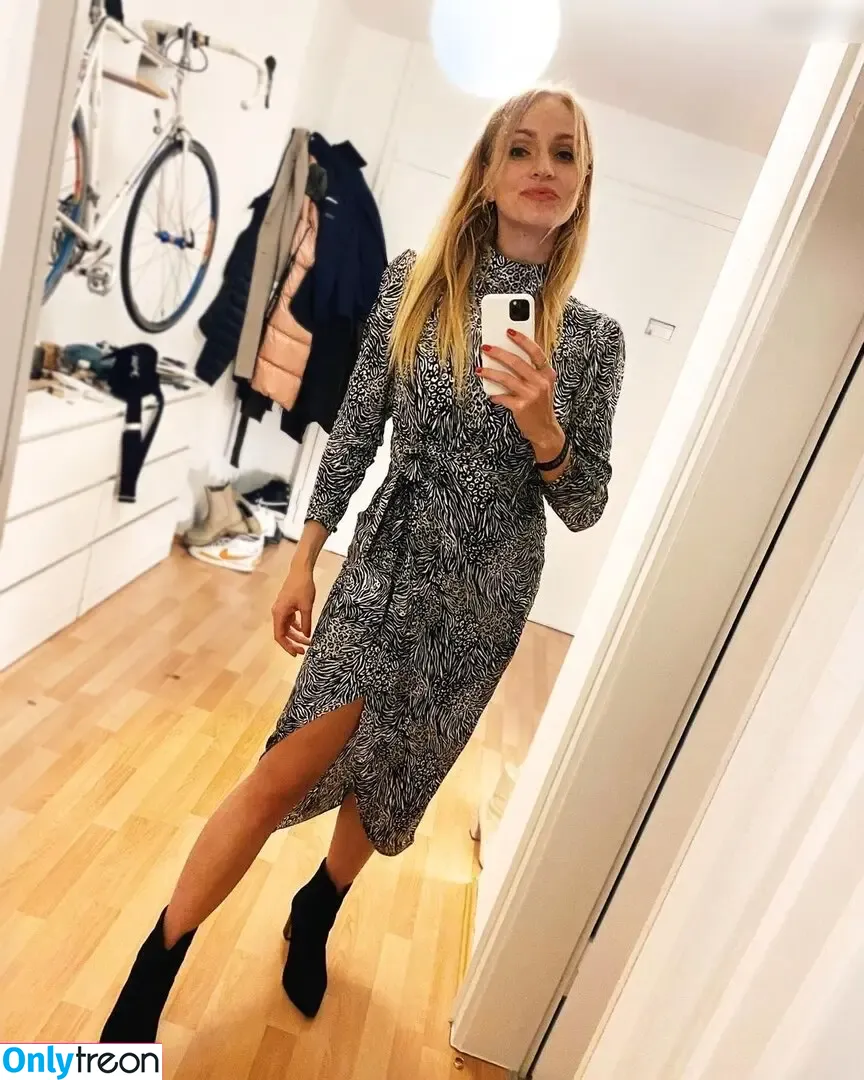 Katharina Kleinfeldt nude photo #0053 (katharinakleinfeldt)