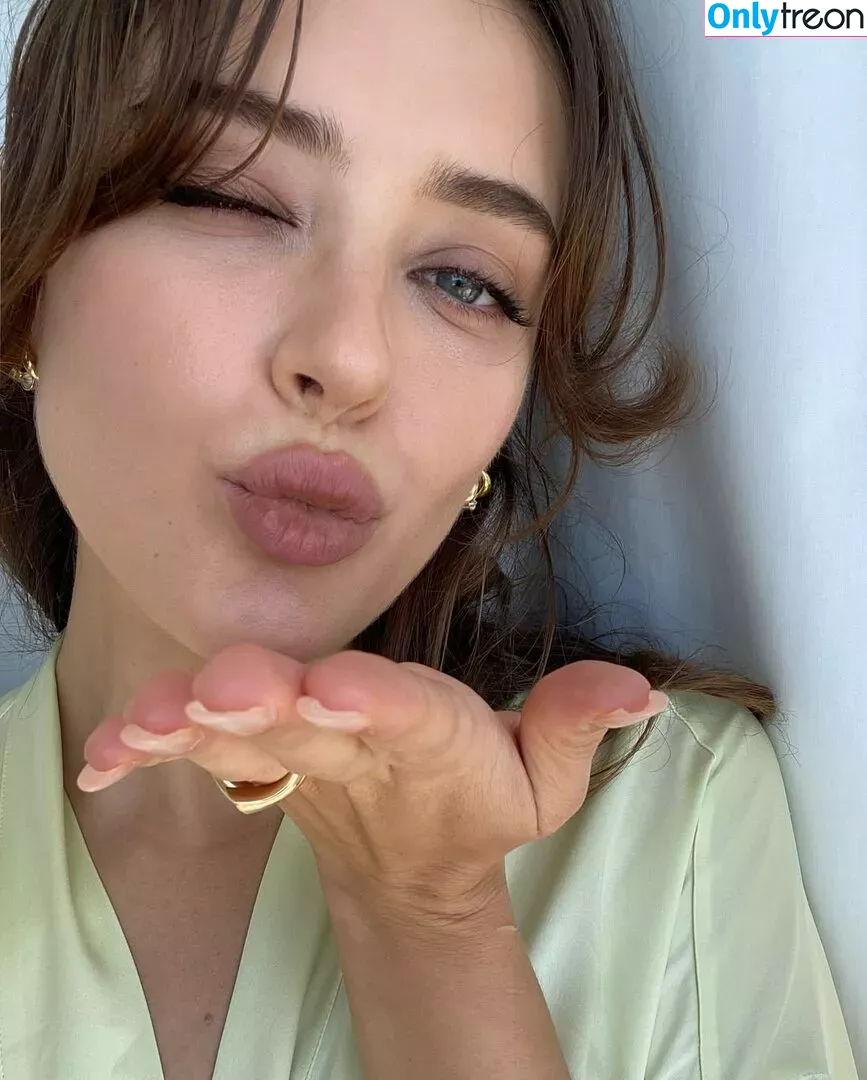 Katherine Langford nude photo #0125 (katherinelangford)