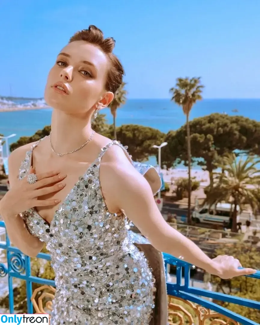 Katherine Langford nude photo #0157 (katherinelangford)
