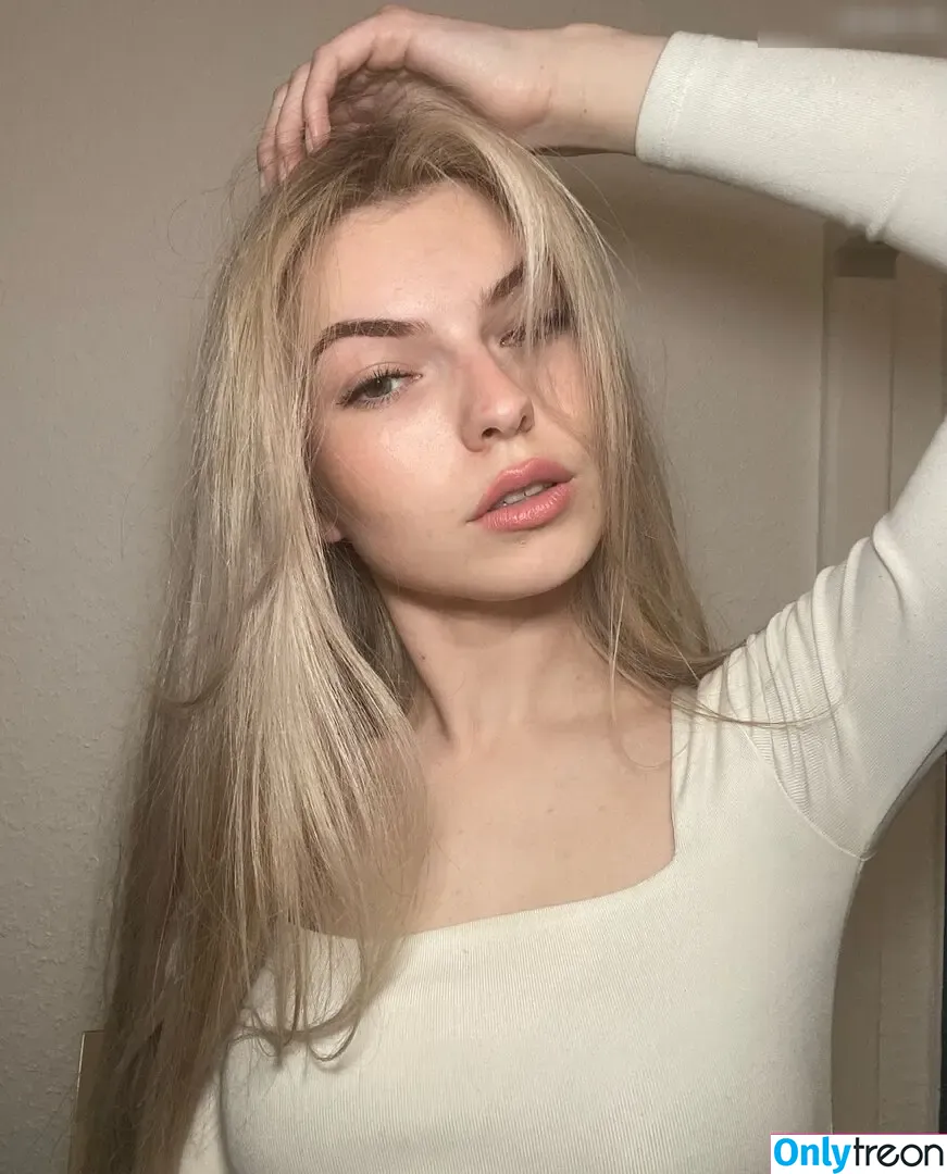 Katherine Markov nude photo #0003 (katherine.markov)