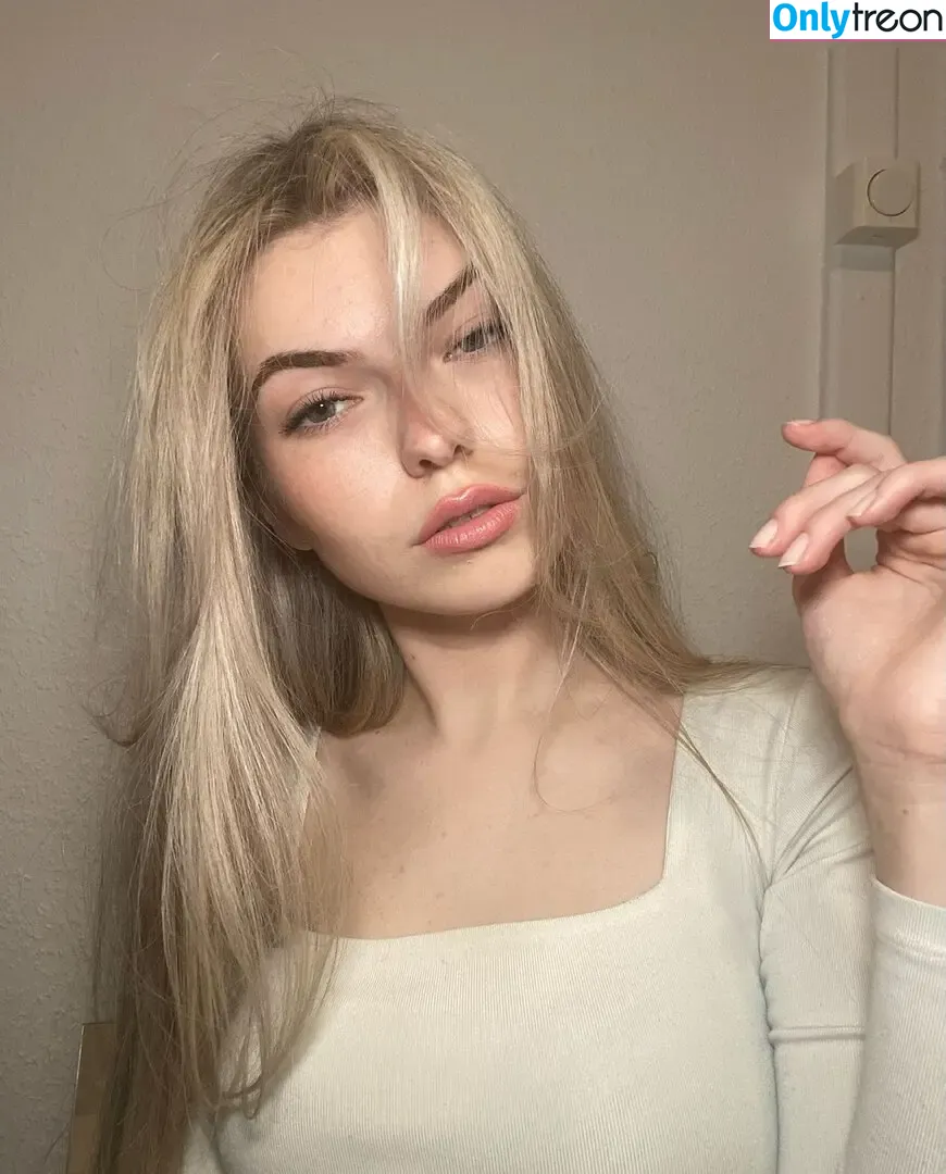 Katherine Markov nude photo #0004 (katherine.markov)