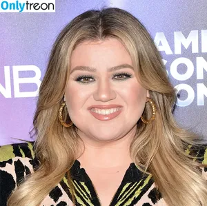 Kelly Clarkson / kellyclarkson nude photo #0054