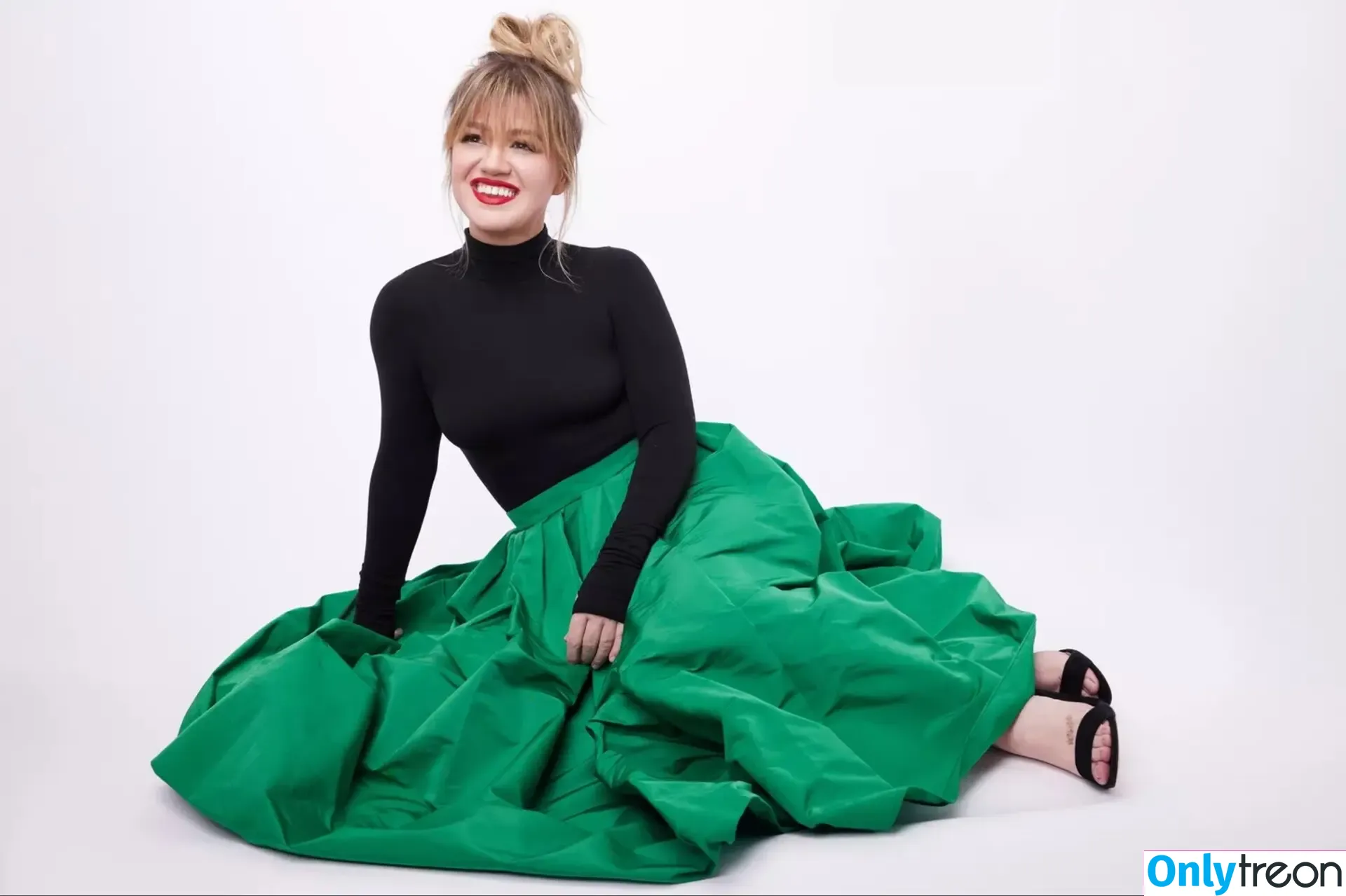 Kelly Clarkson nude photo #0063 (kellyclarkson)