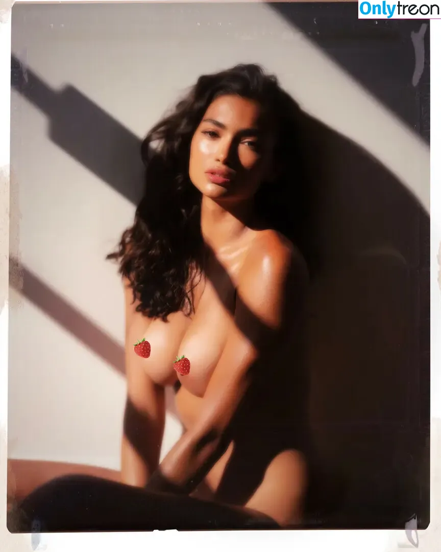 Kelly Gale nude photo #1014 (kellybellyboom / kellygale)