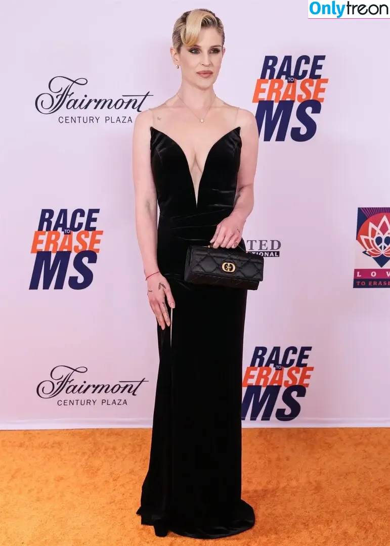Kelly Osbourne голая photo #0182 (KellyOsbourne)