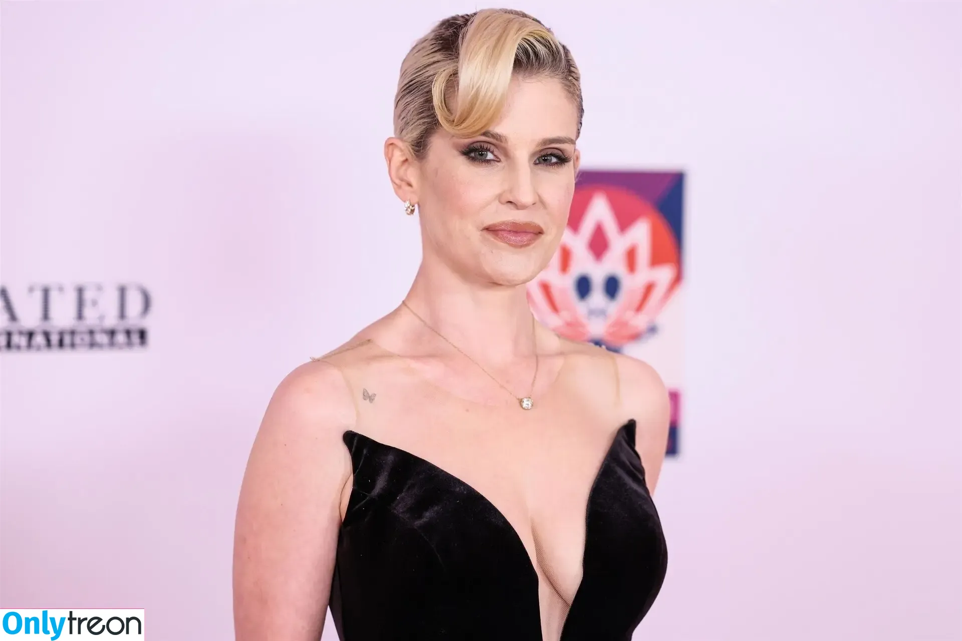 Kelly Osbourne голая photo #0185 (KellyOsbourne)