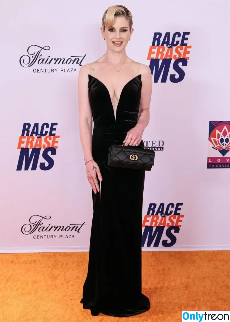 Kelly Osbourne голая photo #0201 (KellyOsbourne)
