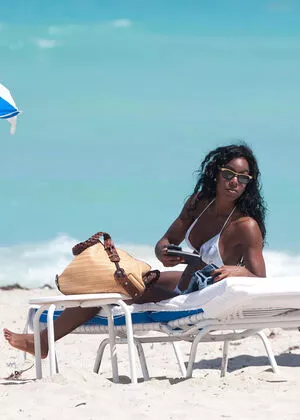 Kelly Rowland / kellyrowland / morenapieldefuego nude photo #0138