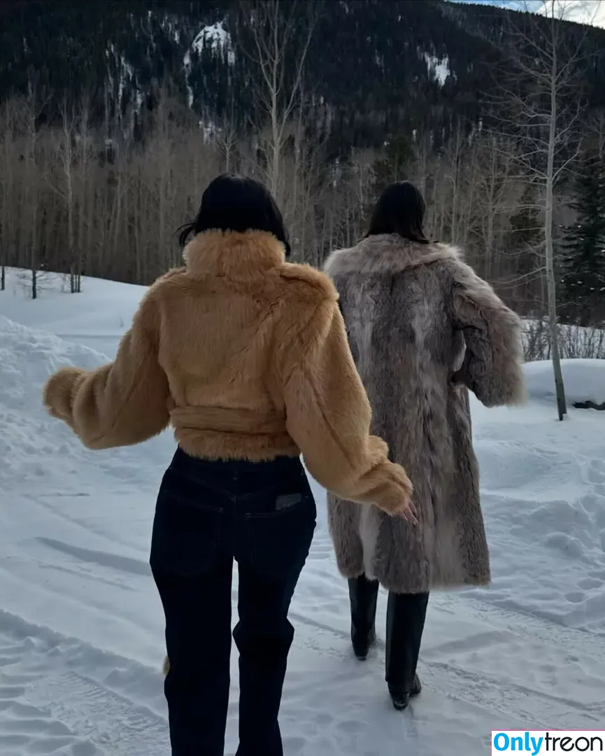 Kendall Jenner голая photo #4445 (KendallJenner)