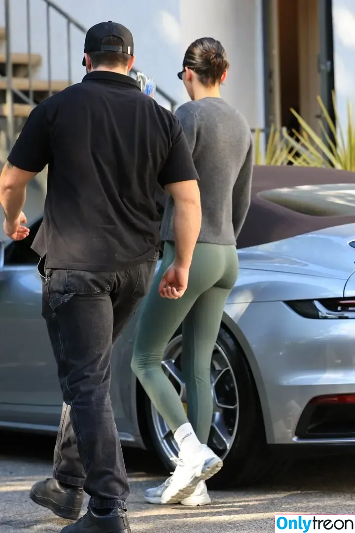 Kendall Jenner голая photo #4472 (KendallJenner)