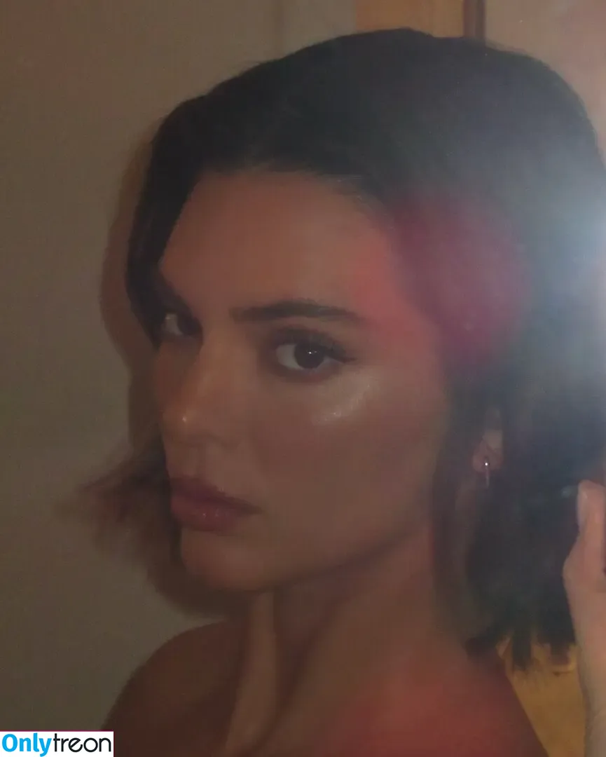 Kendall Jenner голая photo #4476 (KendallJenner)