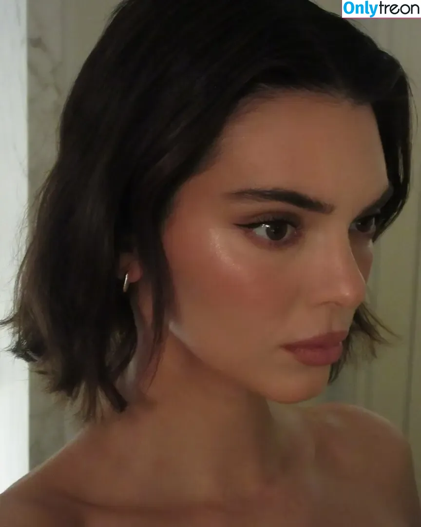 Kendall Jenner голая photo #4477 (KendallJenner)