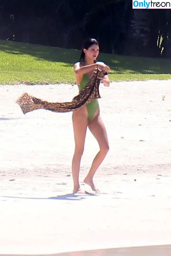 Kendall Jenner голая photo #4823 (KendallJenner)