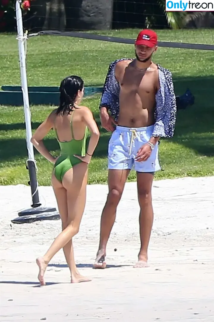 Kendall Jenner nude photo #4825 (KendallJenner)