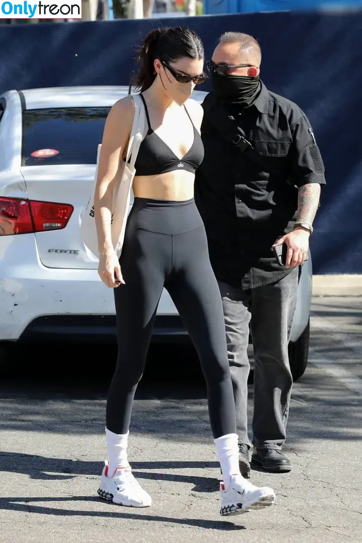 Kendall Jenner голая photo #4840 (KendallJenner)