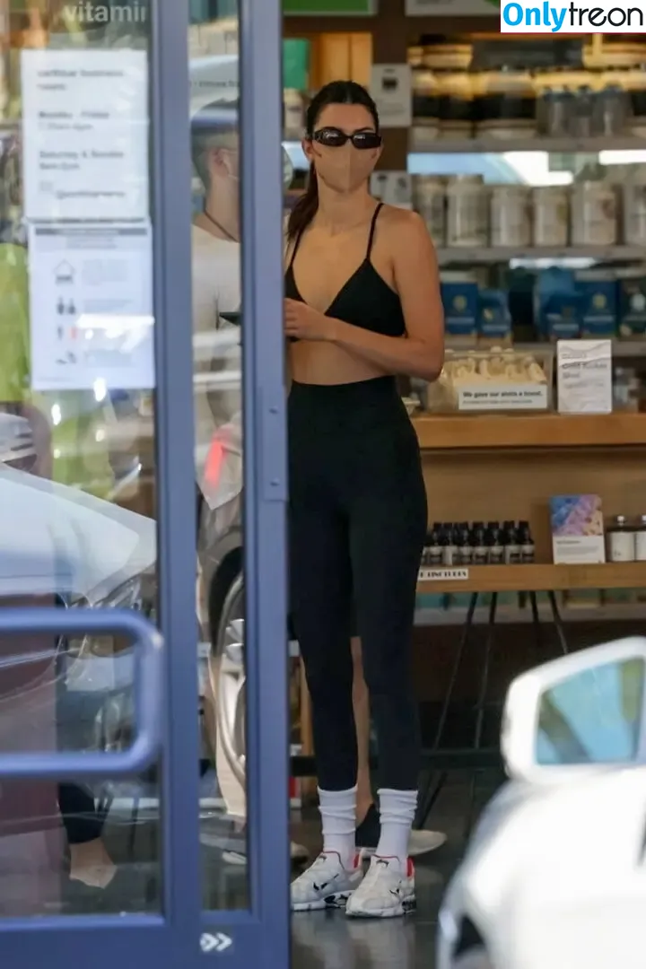 Kendall Jenner nude photo #4844 (KendallJenner)