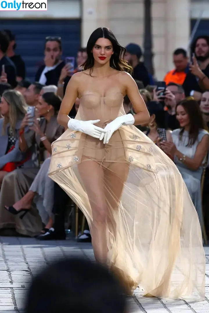 Kendall Jenner nude photo #4861 (KendallJenner)