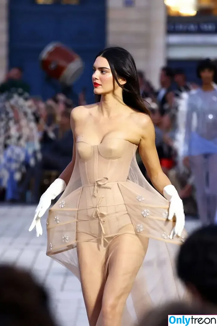 Kendall Jenner nude photo #4862 (KendallJenner)