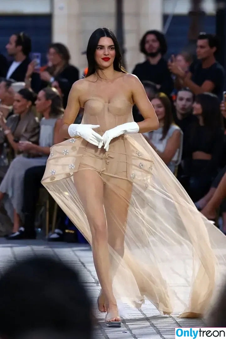 Kendall Jenner nude photo #4865 (KendallJenner)