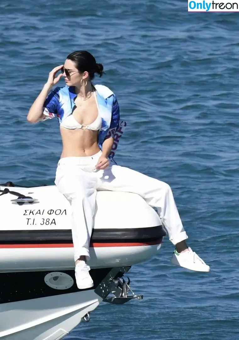 Kendall Jenner голая photo #4882 (KendallJenner)