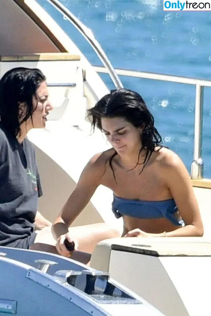 Kendall Jenner nude photo #5125 (KendallJenner)