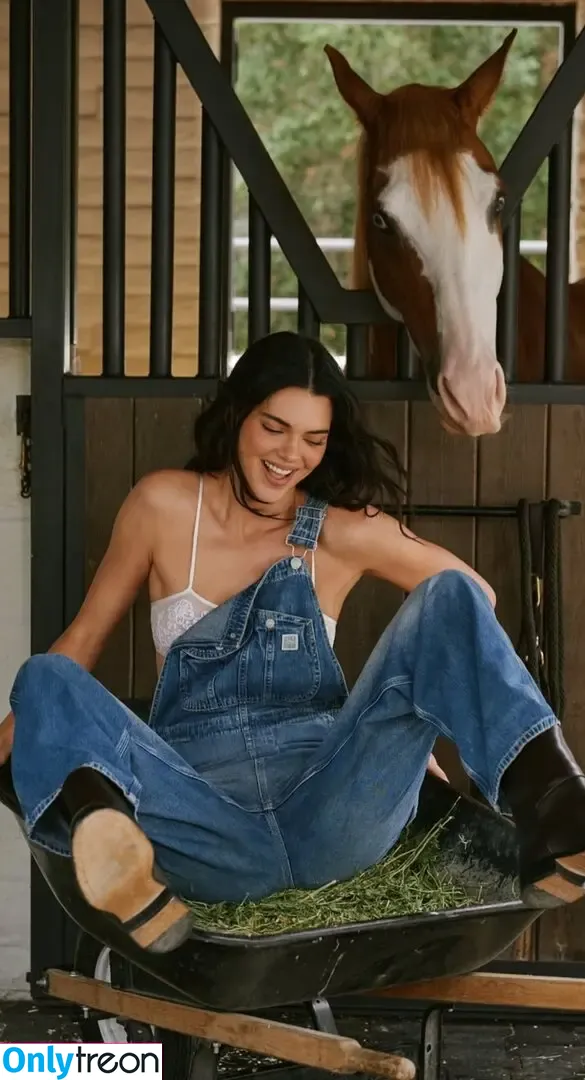 Kendall Jenner nude photo #5151 (KendallJenner)