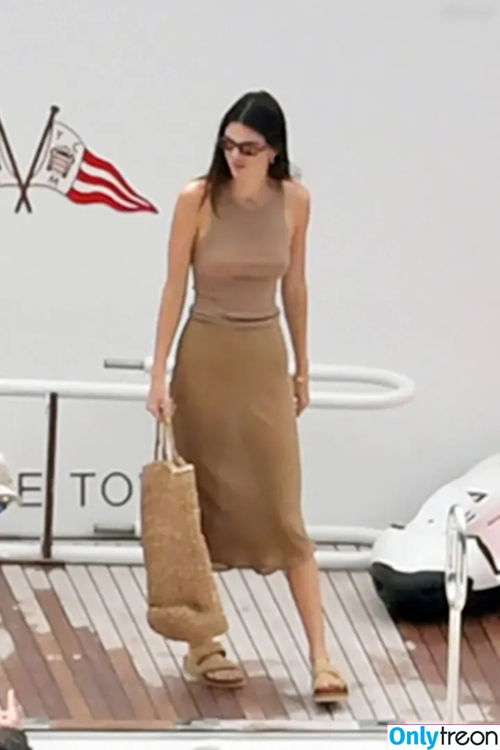 Kendall Jenner nude photo #5236 (KendallJenner)