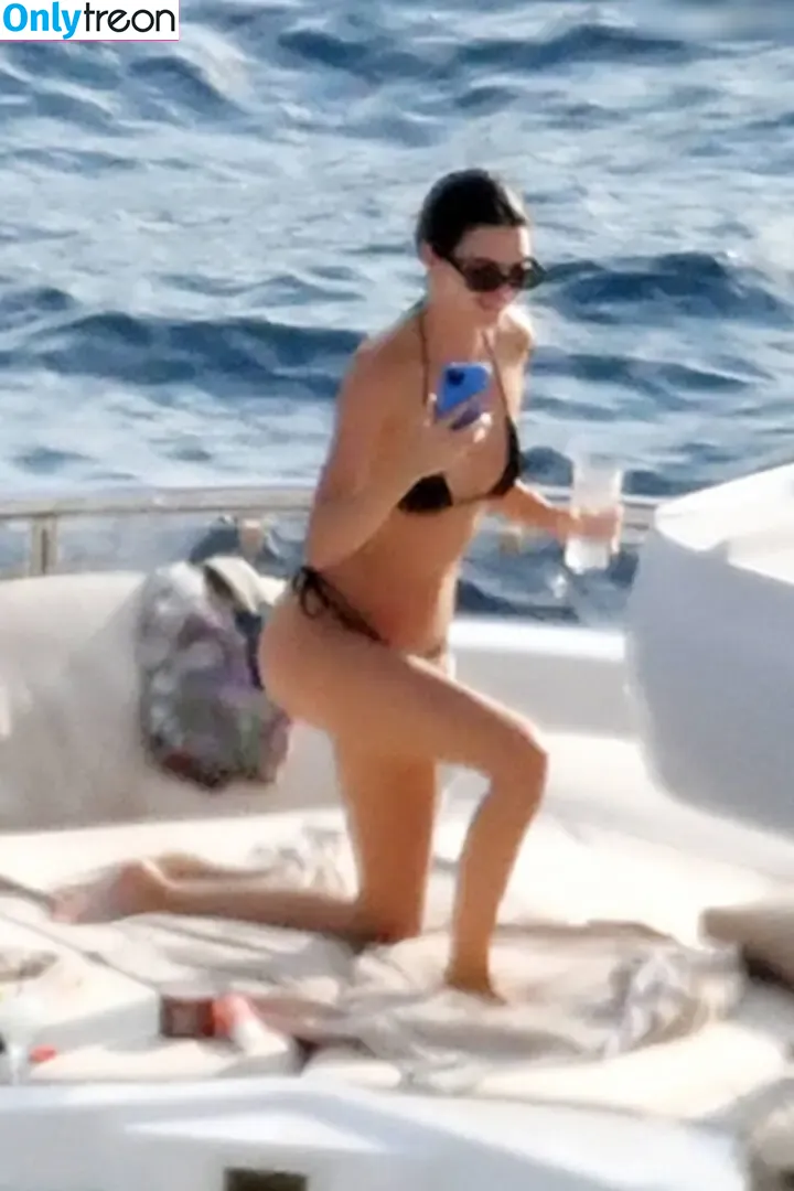 Kendall Jenner nude photo #5239 (KendallJenner)