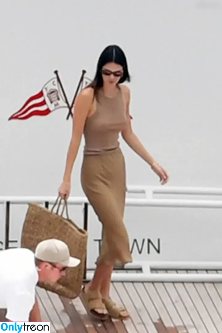 Kendall Jenner nude photo #5242 (KendallJenner)