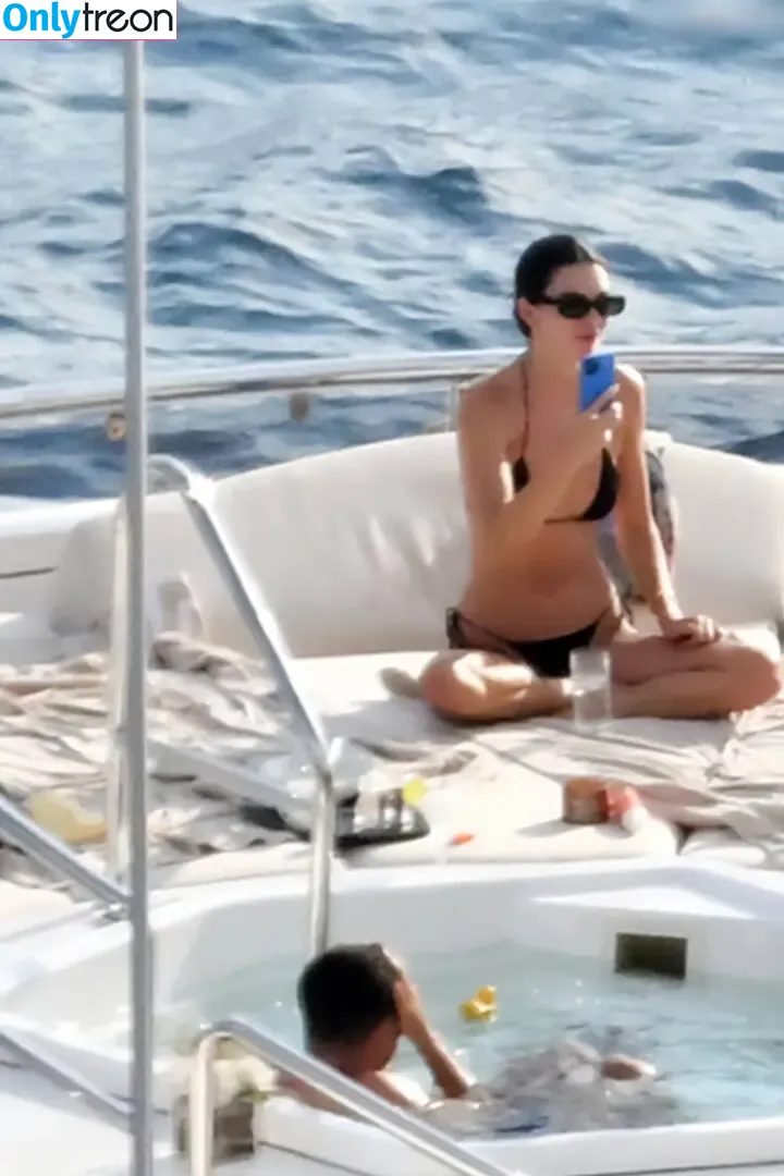 Kendall Jenner nude photo #5251 (KendallJenner)
