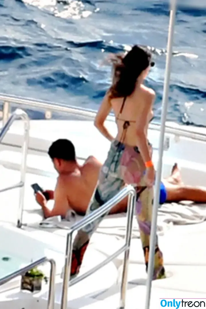 Kendall Jenner nude photo #5254 (KendallJenner)