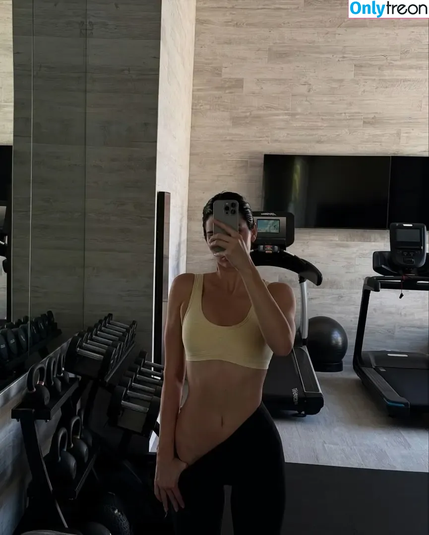 Kendall Jenner nude photo #5295 (KendallJenner)