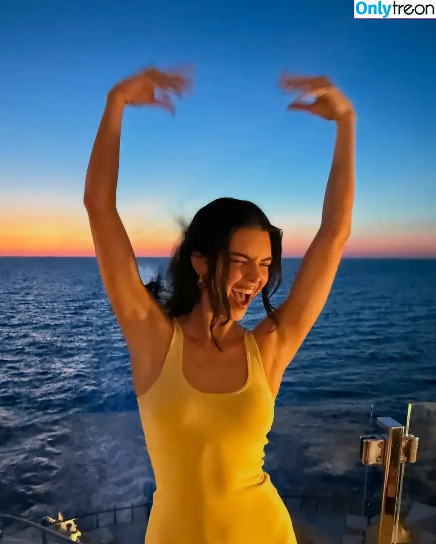 Kendall Jenner nude photo #5296 (KendallJenner)