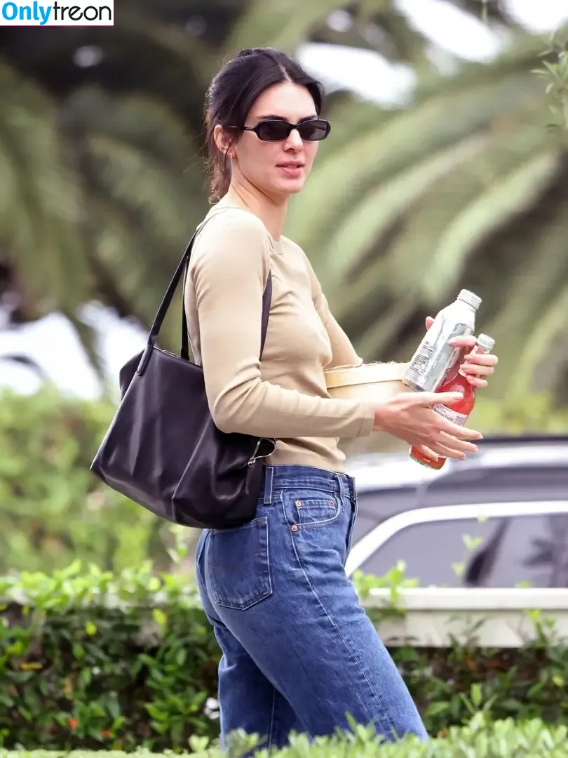Kendall Jenner nude photo #5356 (KendallJenner)