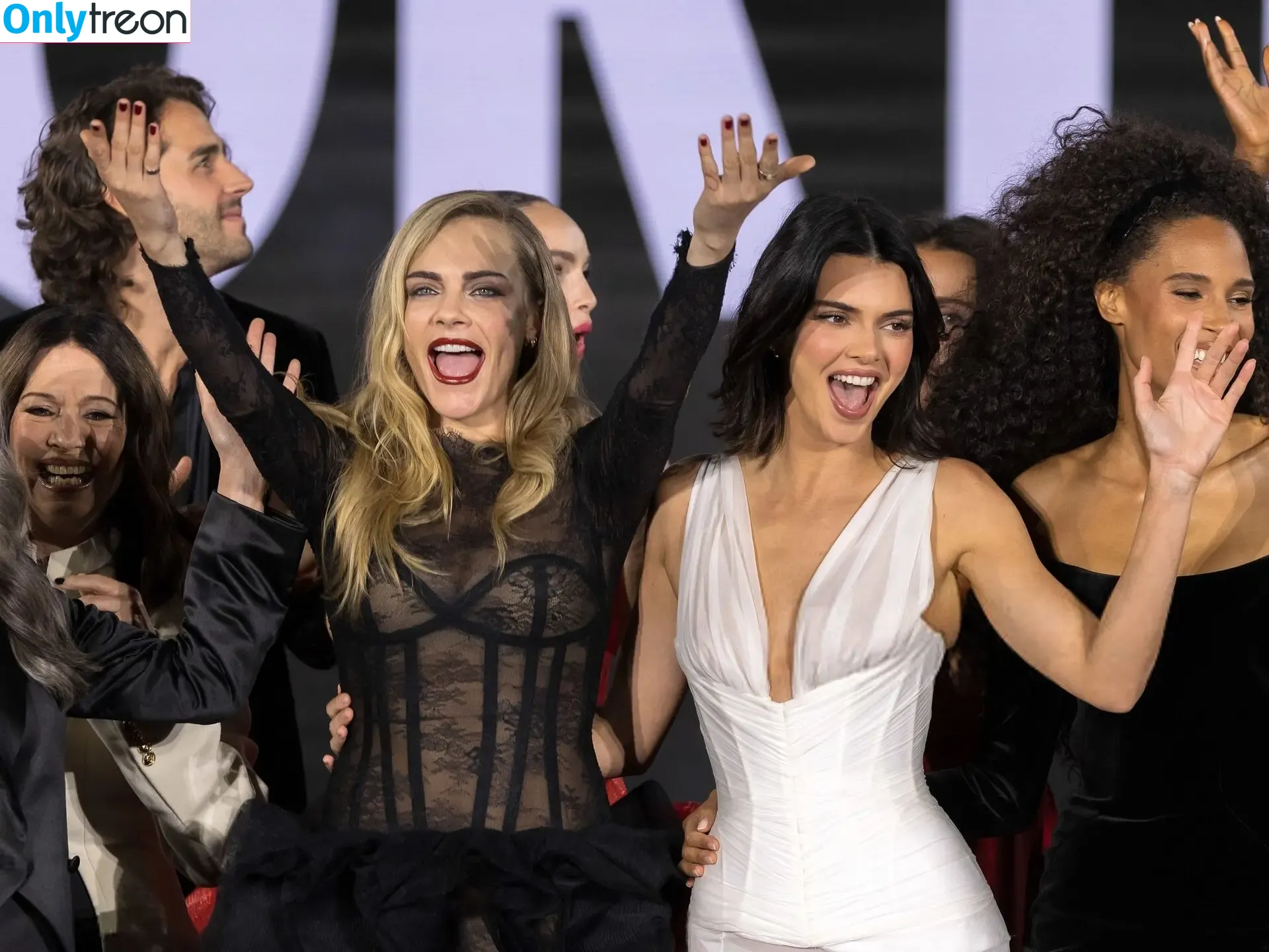Kendall Jenner голая photo #5380 (KendallJenner)