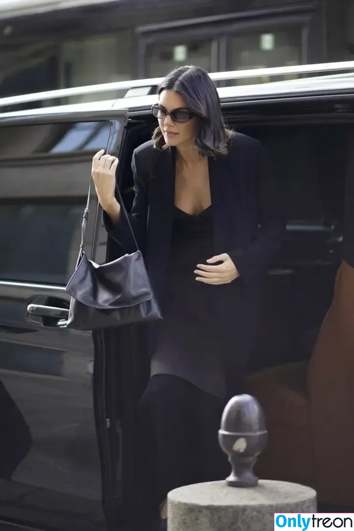 Kendall Jenner nude photo #5414 (KendallJenner)