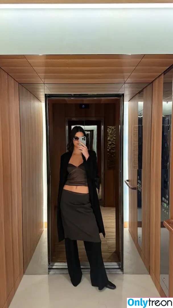 Kendall Jenner nude photo #5417 (KendallJenner)