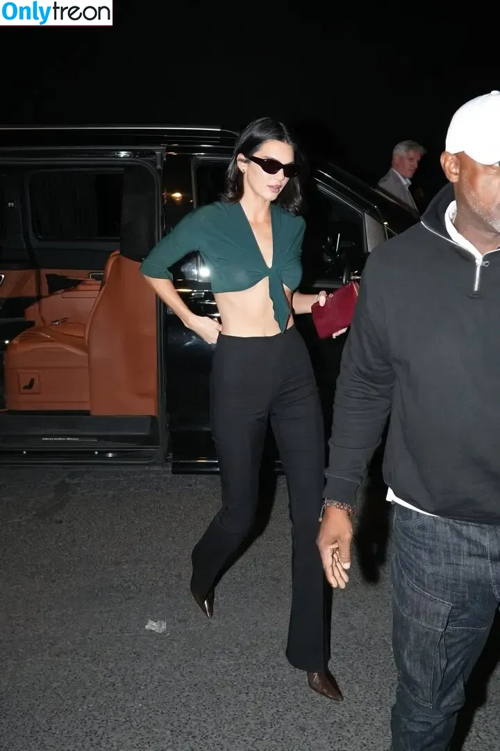 Kendall Jenner голая photo #5454 (KendallJenner)