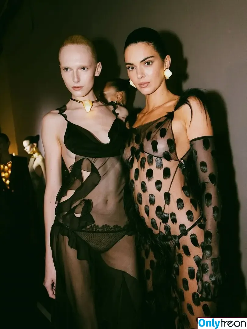 Kendall Jenner nude photo #5462 (KendallJenner)