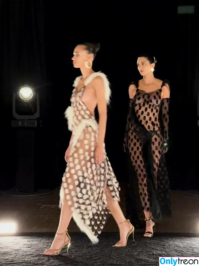 Kendall Jenner голая photo #5463 (KendallJenner)
