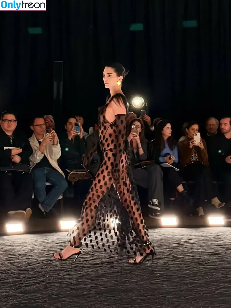 Kendall Jenner nude photo #5464 (KendallJenner)