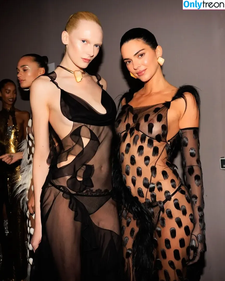 Kendall Jenner голая photo #5474 (KendallJenner)