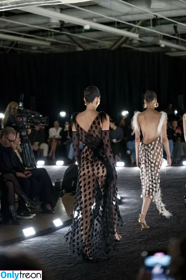 Kendall Jenner голая photo #5476 (KendallJenner)