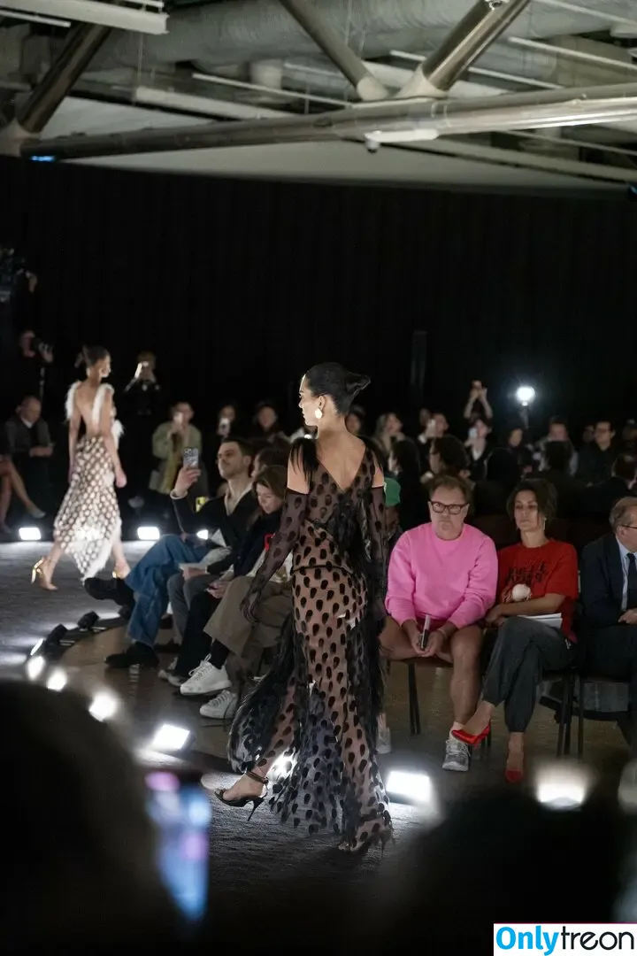 Kendall Jenner голая photo #5484 (KendallJenner)