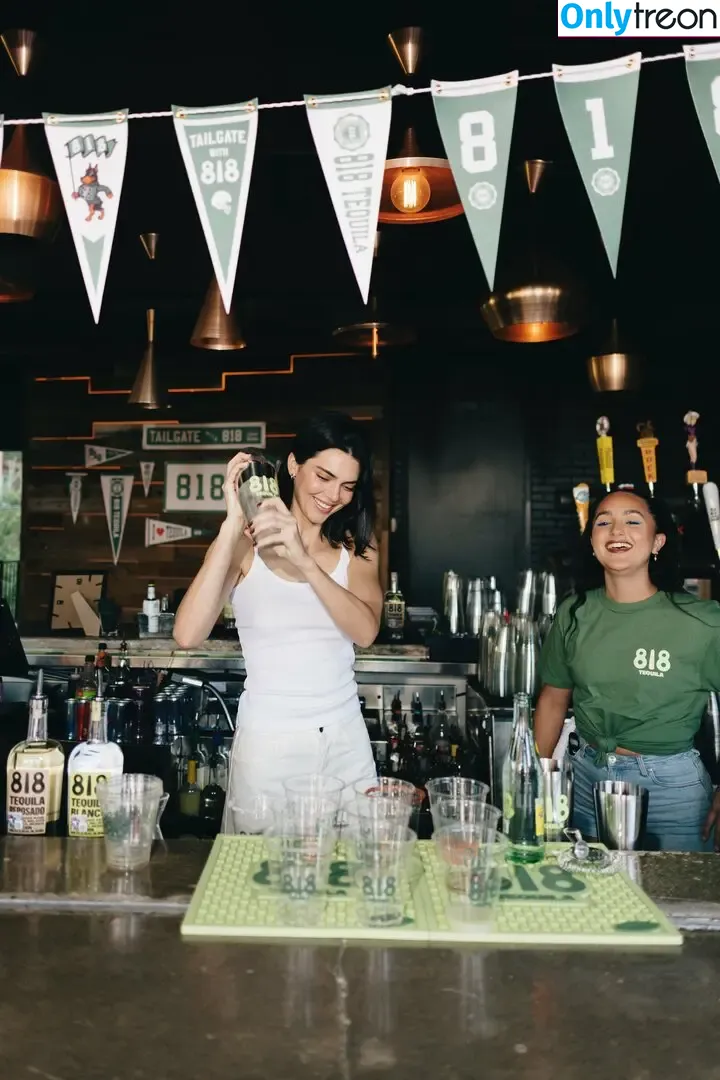 Kendall Jenner голая photo #5502 (KendallJenner)